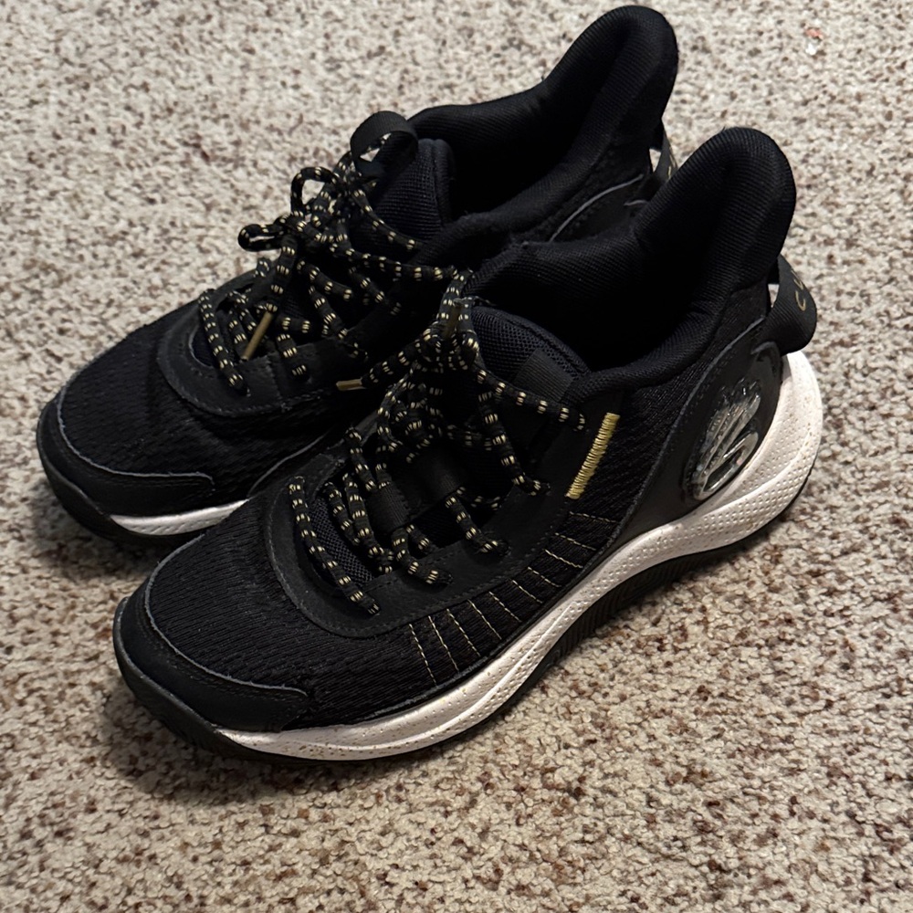 Curry Big Kid basketball shoes